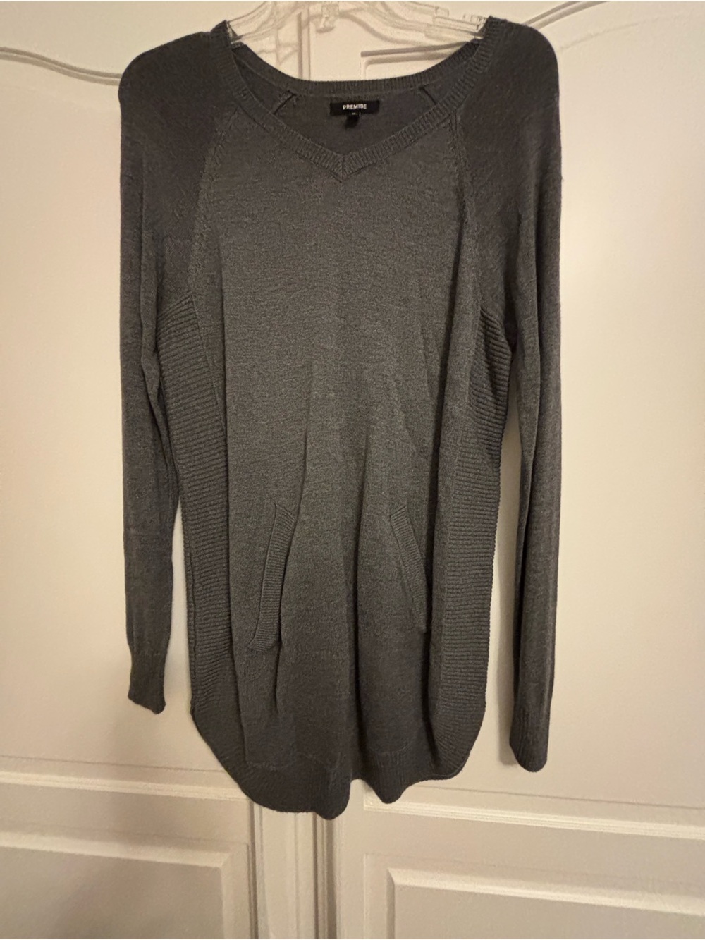 Premise Women’s Gray V-Neck Knit Sweater